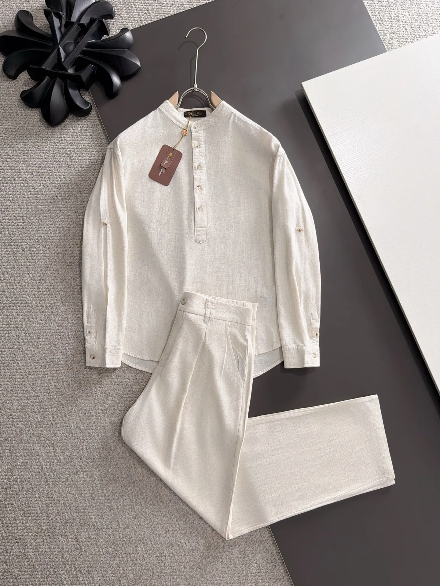 Next day shipment LP high quality Loro Piana 26ss autumn and winter New Arrival linen shirt set Made of one-on-one combed cotton yarn knitted linen fabrics, no pressure in and out of the counter Exclusive control of raw materials It feels substantial when weighed, and the upper body is more textured than ordinary T-shirts. This texture can cope with the weather easily and is suitable for both hot and cold! Loose fit design, looks noble. The only correct version is available Size: M to XXXL